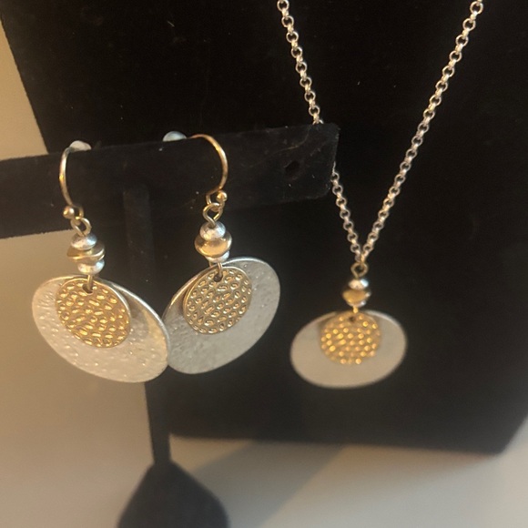 Elegant Silver Necklace and Earring Set - Picture 2 of 5